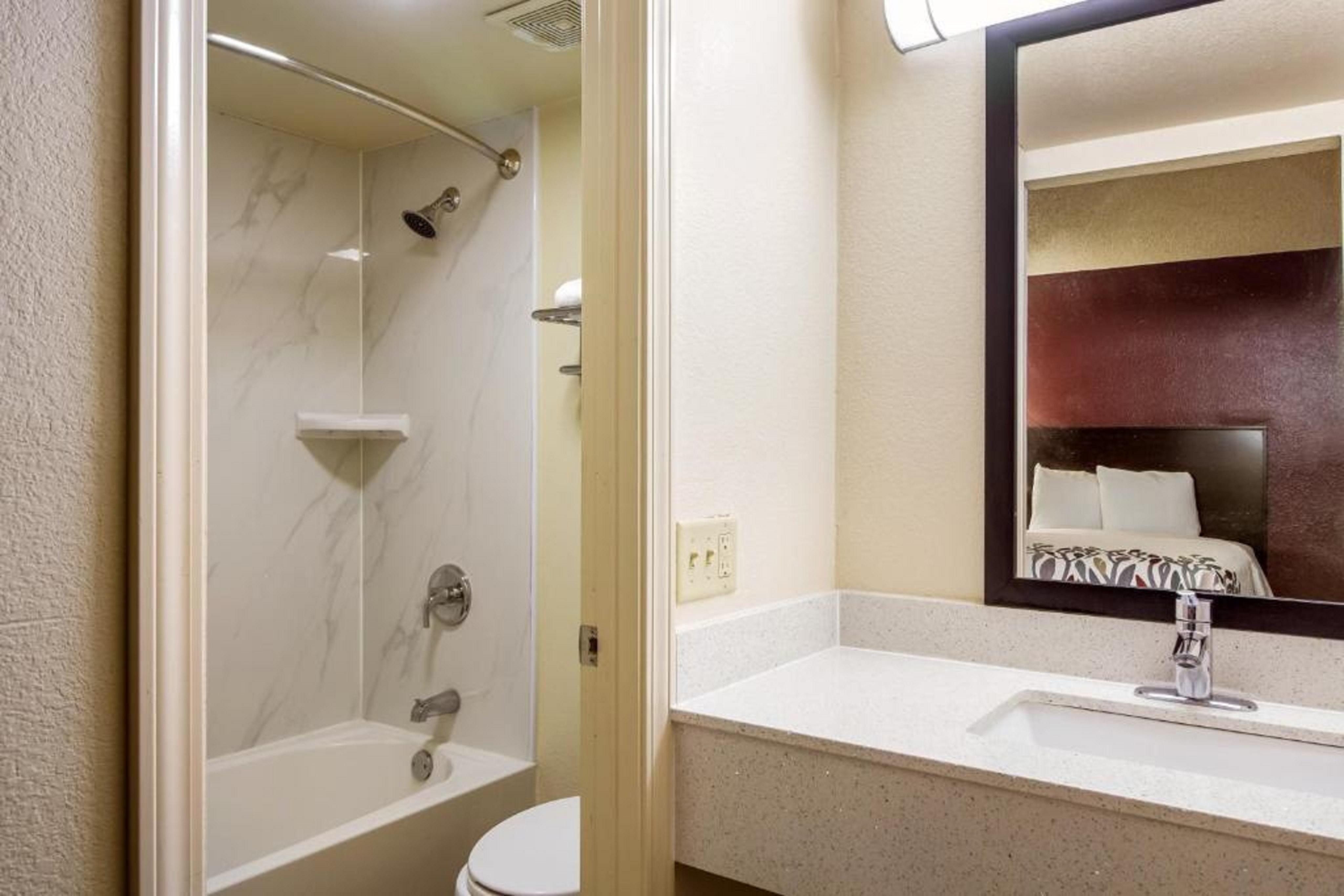 Red Roof Inn Houston - Spring North Экстерьер фото